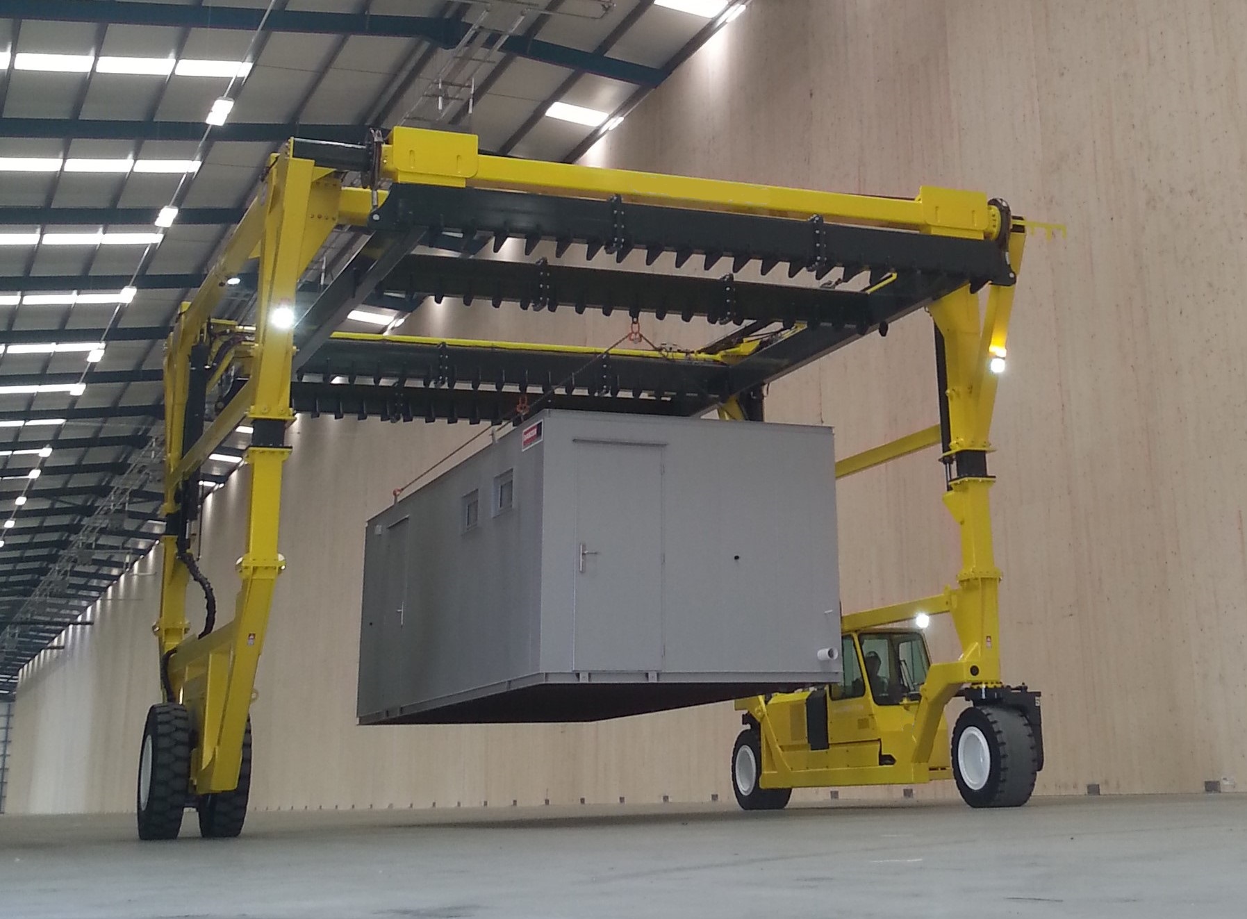 Straddle-Carrier-Modular-Building-.jpg
